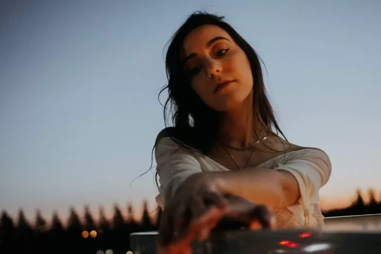 Cómo hacer retratos en tu teléfono con luz desafiante 7 fotos móvil, retratos, luz fuerte