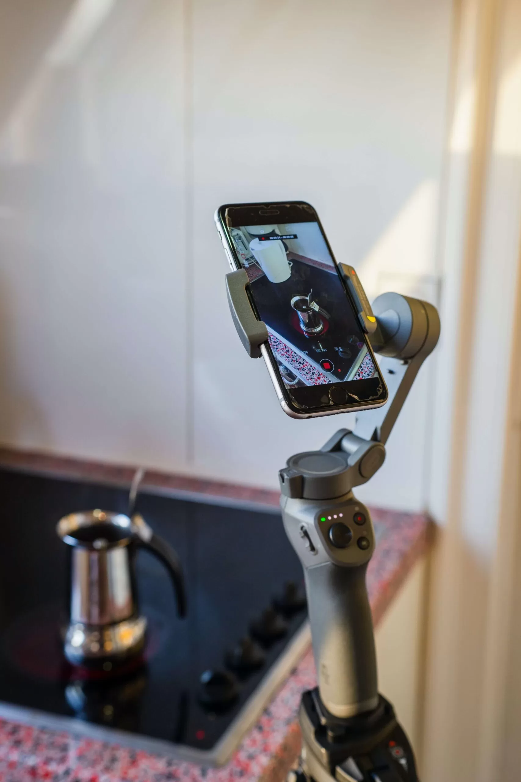 Cómo hacer fotos de productos con tu celular (2023) 7 Posiciona el montaje cerca de la ventana y de forma lateral.